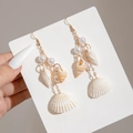 Detail of seashell drop earrings with gold chain and white pearls for beach style - Thin Chain Ocean Style Tassel Style (29281-white)