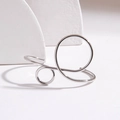 Detailansicht eines minimalistischen silbernen Armreifs mit unregelmäßigem Spiraldesign - Silbernes Armband (28259-S)
