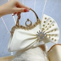 Elegante bolso de noche plisado blanco con asa dorada y detalles de pedrería brillante - Blanco