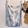 Sciarpa estiva in seta leggera da donna con eleganti stampe botaniche blu e grigie - 60*170cm / Bianco (SA-5)