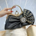 Bolso de noche negro plisado con flor de cristal y elegante asa dorada - Negro