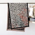 Thick winter scarf with retro rose pattern and tassels in a black and green jacquard weave - Jacquard Rose Black Edge