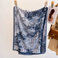 Sciarpa in seta blu con stampa architettonica e castello, abbinata a un cappotto - Blu Navy (SA-10)