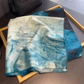 Sciarpa in seta con sfumatura blu e stampa vegetale esposta su una cornice dorata - 65cmx65cm / Blu