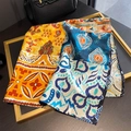 Sciarpa di seta bohémien con motivo paisley e stampe geometriche su espositore dorato - 65*65cm / Giallo
