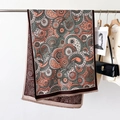 Detail eines Vintage-Paisley-Schals mit Fransen und Jacquard-Webmuster-Textur - Kaffeerand