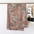 Detail eines Paisley-Schals im Vintage-Stil mit Fransen und dicker Textur - Altrosa