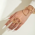 Minimalistisches goldenes geometrisches Schmuckset mit offenem Ring und gewelltem Armreif - Goldenes Armband- und Ring-Set (28259-suit-G)