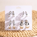 Detailansicht von vier Paar polierten silbernen Creolen auf einer Schmuck-Displaykarte - Vier Paar Ohrring Set (28578-1-silver)
