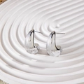 Makro-Detail silberner Halbmond-Ohrringe mit vertikalen Rillen und glänzendem Finish - Gestraffte Halbbogen Strukturierte Gestreifte Stecker (28578-3-silver)