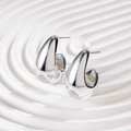 Makro-Detail von hochglanzpolierten silbernen Tropfenohrringen mit Spiegeleffekt - Moderne Klobige Tropfenohrringe (28578-4-silver)
