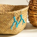 Boucles d'oreilles corail bleu sur panier en paille pour un style de plage d'été - Style de Corail Bleu Ciel (29337-1)