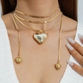 Collar de varias capas dorado con tres colgantes de corazón en una modelo - Collar de cadena de serpiente multicapa de corazón dorado (30537-nek-G)