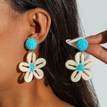 Primer plano de pendientes de flores de concha hechos a mano con cuentas azules tejidas - Estilo Bola Tejida Azul Flor de Concha (30001-ear-blue)