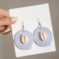 Detalle de pendientes tejidos a mano con cordón lavanda y centro de concha marina natural - Estilo Disco Redondo Tejido Blanco Azul Concha (29407-white)