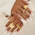 Dettaglio di un set di 5 anelli dorati con texture irregolari e una perla bianca centrale - Set da 5 Pezzi Oro Testurizzato (29488-G)