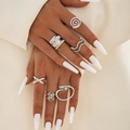 Dettaglio di un set di anelli d'argento con texture metalliche a spirale e geometriche - Set da 6 Pezzi Argento Texture Ondulata (29487-S)