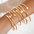 Set van acht minimalistische vergulde open armbanden met platte uiteinden voor dames - Goud (29262-G)