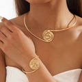Set collana e bracciale dorati con vortice geometrico moderno indossati da una modella - Set Collana e Bracciale a Spirale Oro (29267-G)