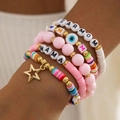 Dettaglio di braccialetti bohémien a strati con ciondoli a conchiglia e scritta Mom - Malocchio DEAR MOM Rosa Set da 5 pezzi (29433-pink)