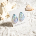 Orecchini a conchiglia in acrilico iridescente con pendente per look da spiaggia - Stile Onda Verticale (29348-4)