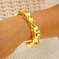 Bracelet manchette ouvert texture lave dorée avec un design en métal fluide irrégulier - Style de Texture de Lave Dorée (28737-1-golden)
