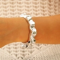 Bracelet jonc CCB argenté avec texture de métal liquide irrégulière au poignet - Style Métal Liquide Argenté (28737-1-silvery)