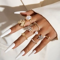 Detail eines 9-teiligen Vintage-Goldring-Sets mit Perlen, Herzen und floralen Designs - Light Luxury Lady Kunstperlen 9-teiliges Set (29558-G)