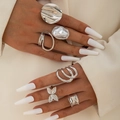 Detailansicht der silbernen Blumen- und Barockperlenringe an der Hand eines Modells - Silber Mix Stil Ring-Set (29486-S)