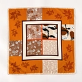 Carré de soie en sergé avec motif patchwork de feuilles d'érable et roses en beige - 65*65cm / ZW-44 Orange