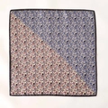 Seiden-Twill-Vierecktuch mit floralem Kontrastmuster in Blau und Beige und Satin-Saum - 65*65cm / Rosa-Lila