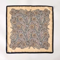 Pañuelo de seda beige con motivos paisley y borde azul marino en vista plana - 65*65cm / Caqui Claro (ZW-36)
