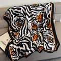 Chale de seda con estampado de cebra y flores, negro y naranja, sobre sofá moderno - 80*178cm / Estilo Floral Negro Naranja (F-428-黑色)
