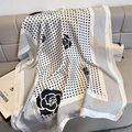 Pañuelo de seda con lunares y estampado de camelia sobre superficie gris con textura - 80*178cm / Camelia Con Lunares Blanco (F-434)