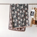 Dettaglio di sciarpa in maglia con motivi a gatto con nappe e piccoli cuori rossi - 66*186cm / Grigio