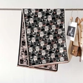 Sciarpa in cashmere da donna con stampa di gatti e cuori rosa appesa a un supporto - 66*186cm / Nero