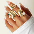 Detailansicht des dreiteiligen Goldring-Sets mit Perlen- und grünem Edelsteinbesatz - Dollarzeichen Künstliche Perle 3-teiliges Set (29773-G)