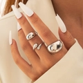 Nahaufnahme des dreiteiligen Silberring-Sets inklusive Breitband und Teardrop-Ring - Modernes minimalistisches geometrisches 3-teiliges Set (29725-S)