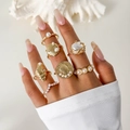 Barockes Ring-Set in Gold mit Perlen-Akzenten und Elizabeth II Münz-Design an der Hand - Vintage Münze Kunstperlen 7-teiliges Set (29703-G)