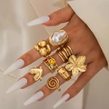 Detailansicht von Vintage-Goldlegierungsringen mit Perlen und floralen Barock-Designs - Vintage gehämmerte Kunstperlen-Ring-Set (29500-G)