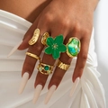 Makroaufnahme von Vintage-Barockringen in Gold mit grünen Blumenmotiven und Smaragdakzenten - Smaragdgrünes Blumen Vintage Ring-Set (29170-r-G green-1)