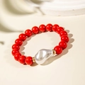Elegante pulsera de cuentas rojas con una gran perla barroca blanca y detalles dorados - Rojo