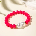 Vista detallada de pulsera de cuentas rosas con perla barroca única y espaciadores dorados - Rosa Rojo