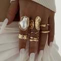 Barock-Ring-Set aus Gold mit unregelmäßiger Perle und Hammerschlag-Textur am Finger - Lava Fluid unregelmäßige Kunstperlen 7-teiliges Set (30391-ring-G)