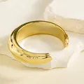 Bracelet jonc ouvert plaqué or minimaliste avec texture métallique martelée pour femme - Style Martelé Irrégulier Doré (29471-G)