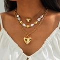 Detalle del collar de capas con perlas barrocas y colgantes de corazón dorado en modelo - Estilo Vintage Francés en Capas (29981-nek-G)