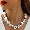 Collar de perlas CCB plateadas pulidas con grandes esferas metálicas en una modelo - Estilo de bloque irregular plateado (28233-S)