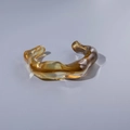 Transparente bernsteinfarbene Acryl-Manschettenarmband mit unregelmäßiger Wellenstruktur - Transparentes Bernstein Treibsandmuster (29000-3)