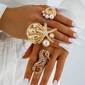 Dettaglio di anelli dorati a tema marino con perla barocca, cavalluccio marino e stella marina - Set da 3 Pezzi Cavalluccio Marino Oceanico (30979-ring-G)