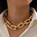 Collar de cadena gruesa dorada con eslabones rectangulares pulidos en camisa blanca - Estilo de eslabones rectangulares dorados (28310-gold)